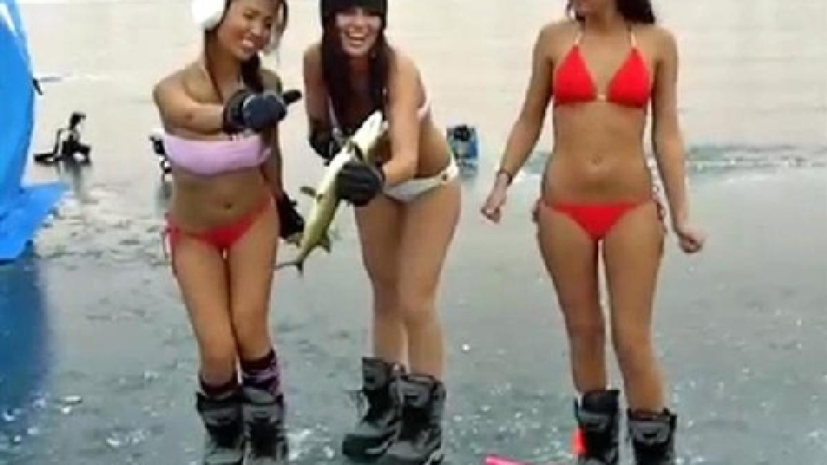 cand le vei vedea cum pescuiesc la copca iti vei dori sa fie mereu iarna se dezbraca in plin ger