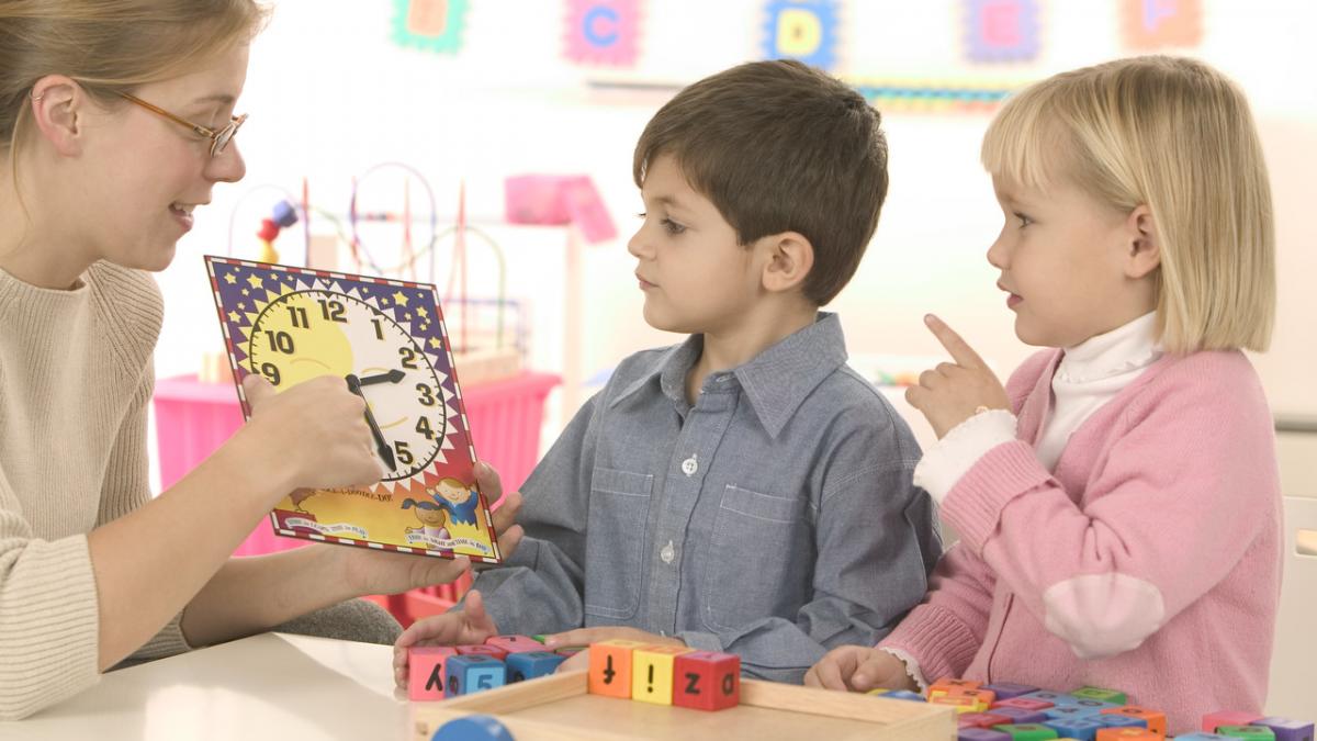 ei sunt elevii din ziua de azi poarta scutece beau cu biberonul si nu stiu sa deschida o carte