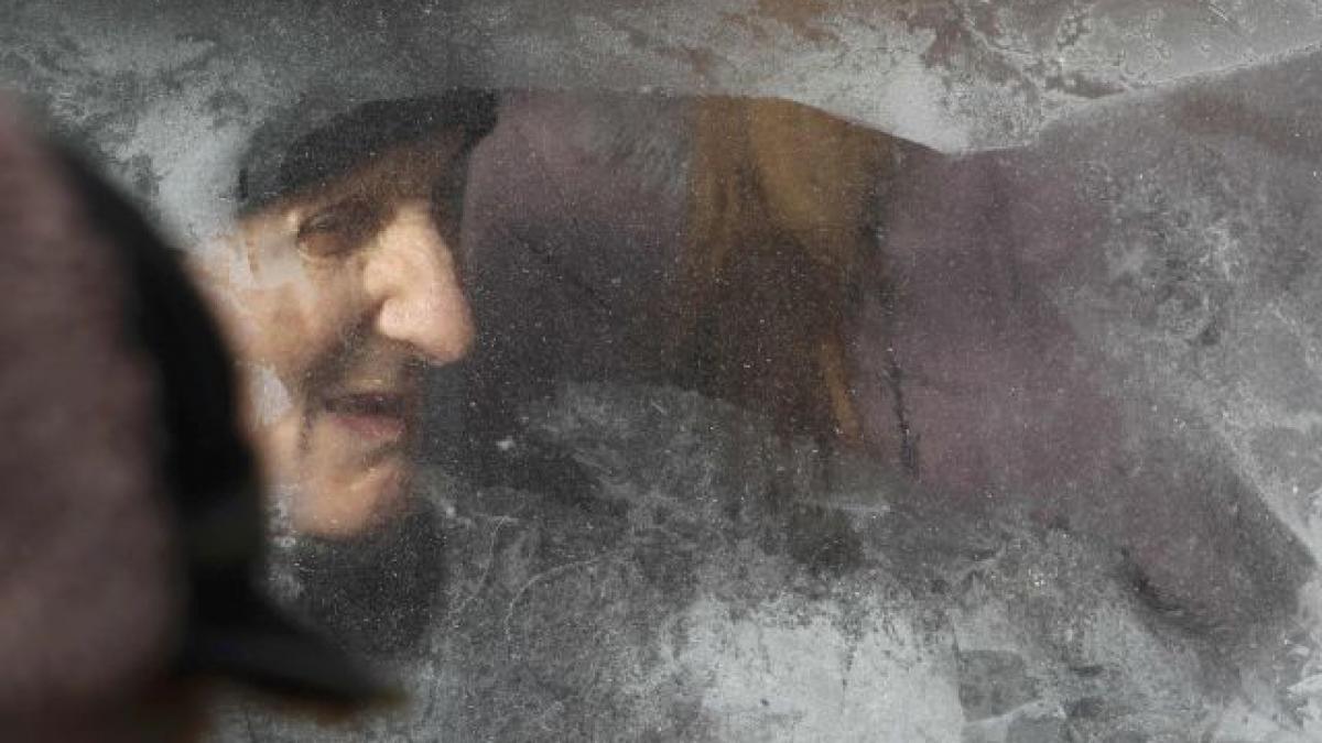 ororile abia acum ies la iveala o mama si fiul ei au murit inghetati in casa vecinii au fost