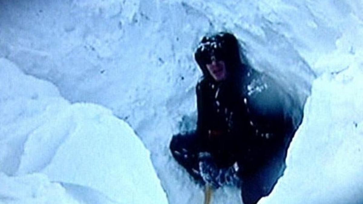 badea impresionat de muntii de zapada dintr o localitate buzoiana stanga dreapta era everestu