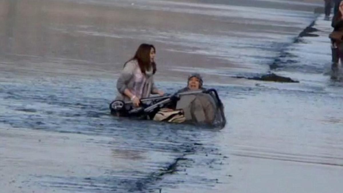 imagini socante o mama si bebelusul ei prinsi in apa rece ca gheata