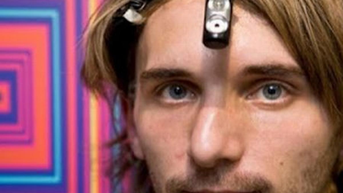 omul care aude culorile lumea mea e speciala culoarea si sunetul se contopesc