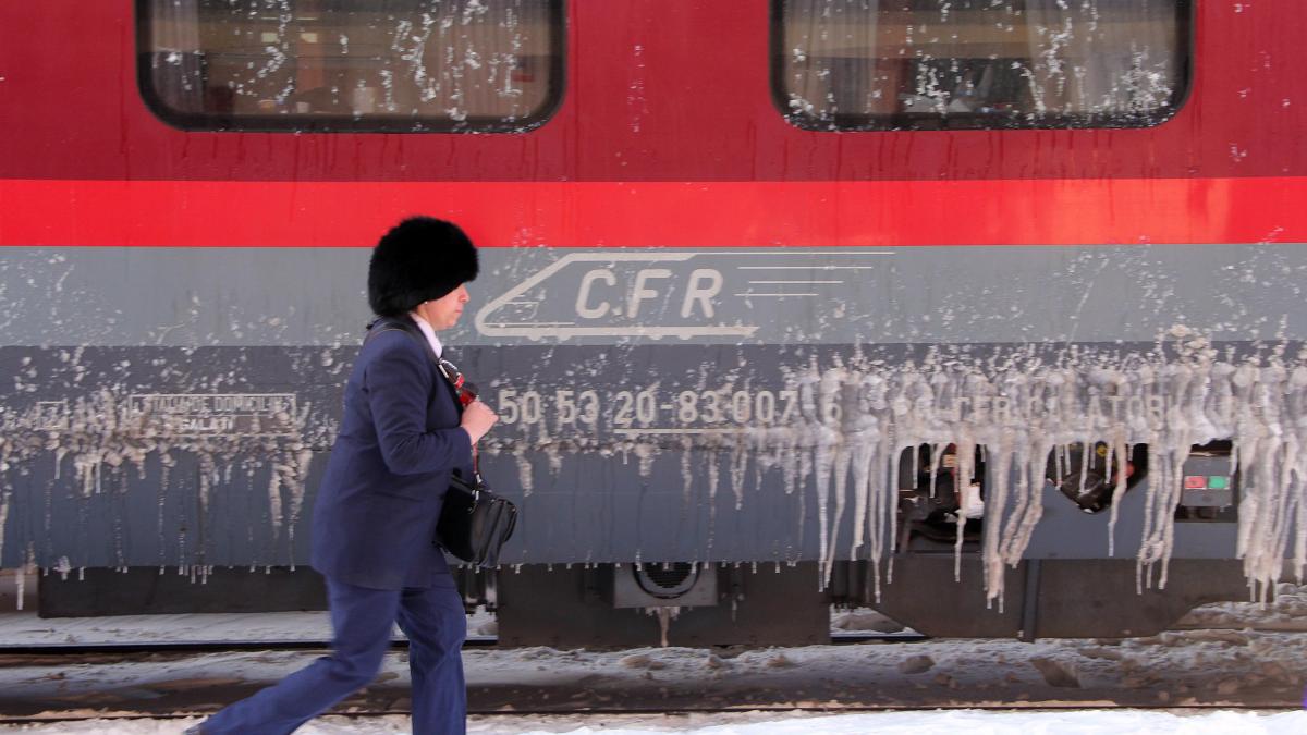 trei trenuri de calatori sunt blocate in judetul dolj din cauza zapezii
