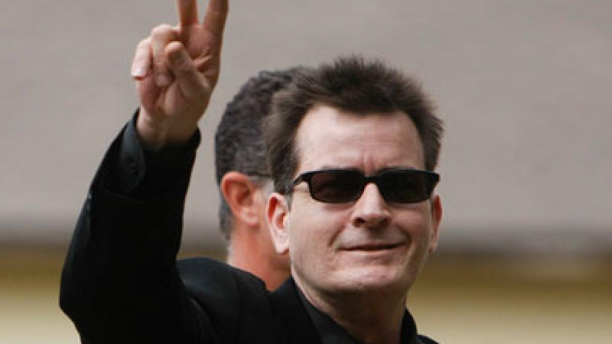 charlie sheen ashton kutcher joaca ingrozitor este varza