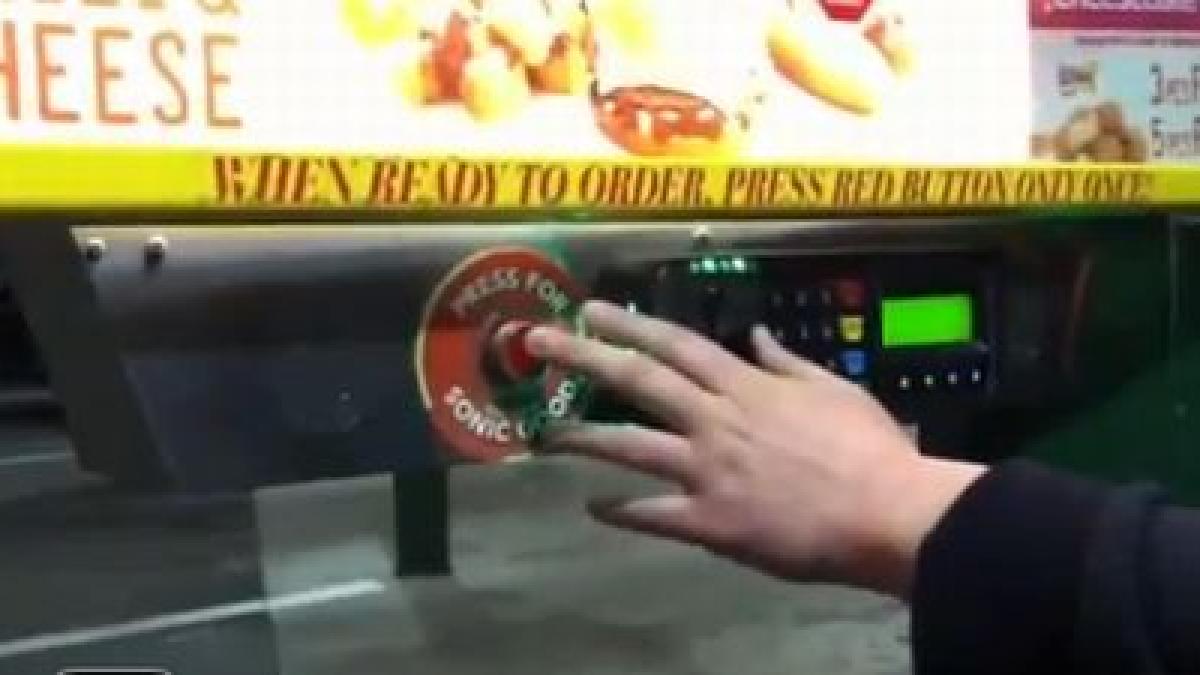 inedit face comanda la restaurant cantand la chitara