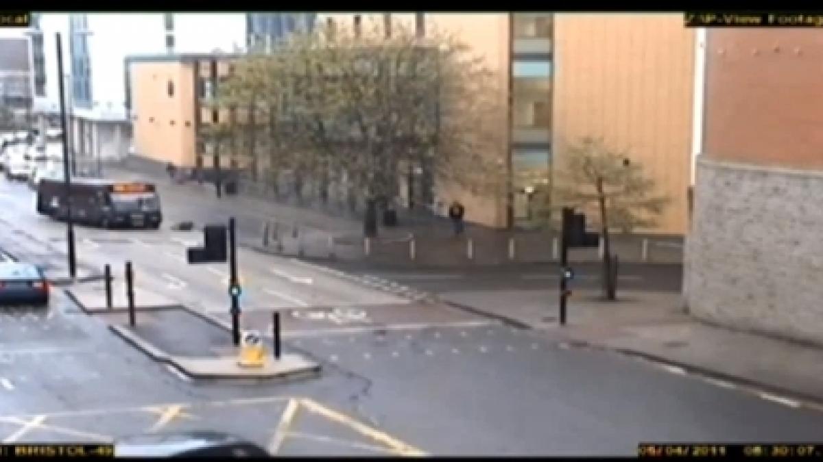 si a folosit autobuzul pe post de matura pentru a curata un biciclist de pe sosea vezi video