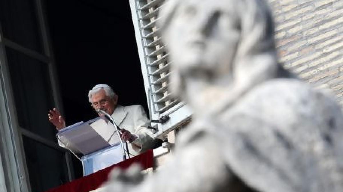 papa benedict al xvi lea cere celor care servesc biserica catolica sa renunte la stilul laic al