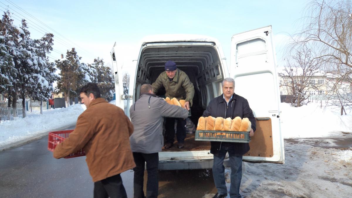 adrian nastase a impartit paine cetatenilor din colegiul mizil prahova