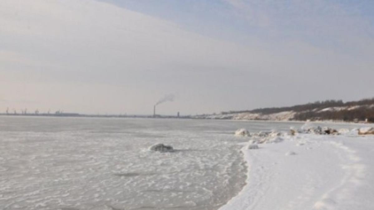 marea neagra a devenit un patinoar natural spe bucuria tinerilor