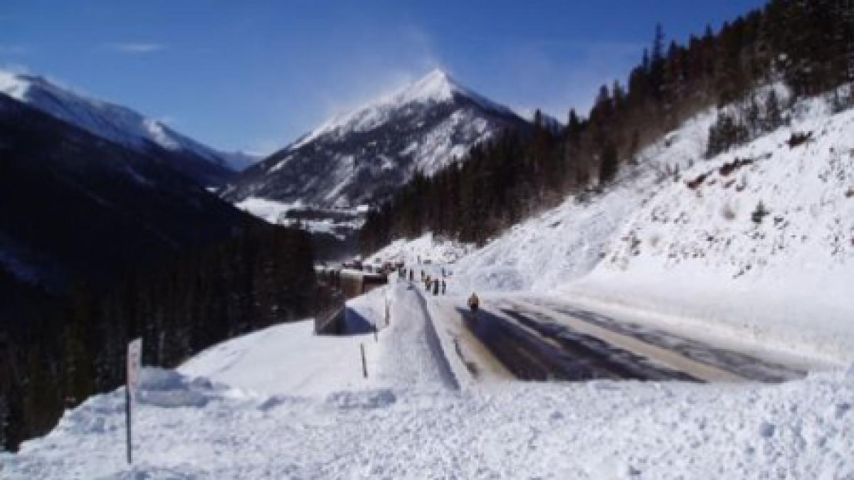 Avalanşe multiple pe Valea Lotrului. Mai multe echipaje intervin pentru îndepărtarea zăpezii de pe carosabil