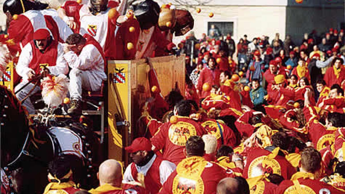 bataie cu munitie zemoasa mii de italieni s au scaldat in sucul a peste 500 de tone de portocale in
