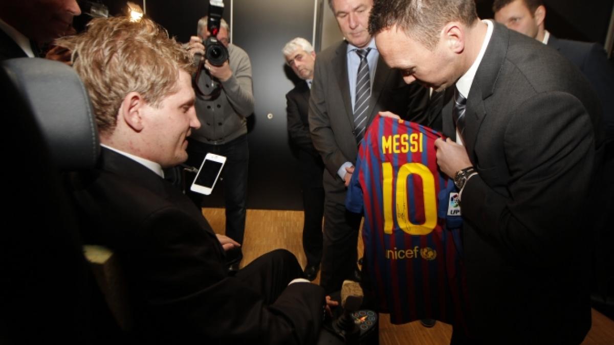 gala fundatiei mihai nesu sponsorii barcei i au adus romanului un tricou cu autograful lui messi