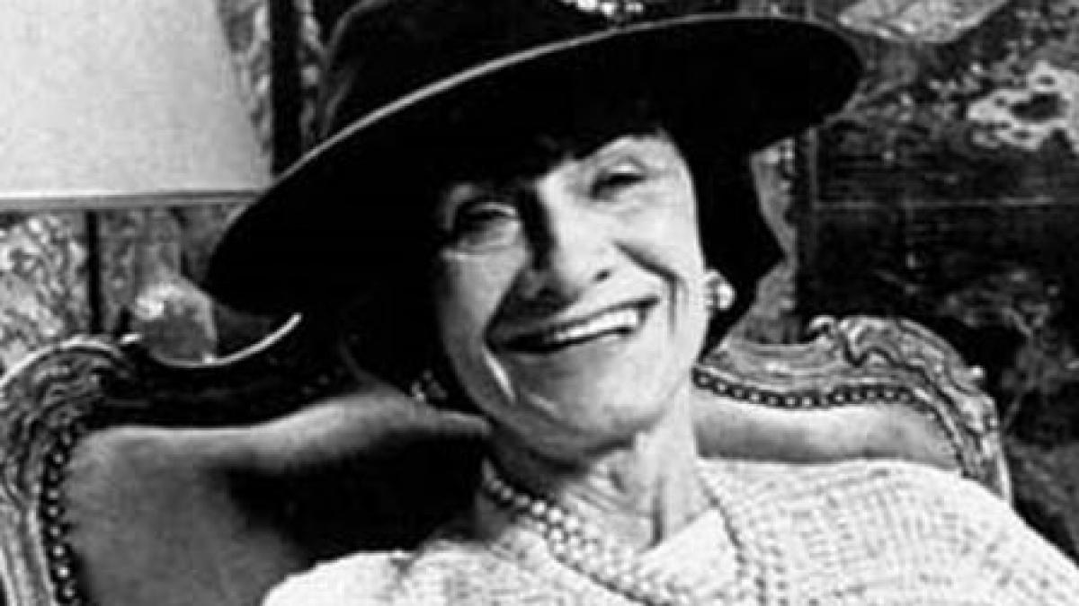 moda merge inainte nu da inapoi femeia care a sculptat societatea secolului xx