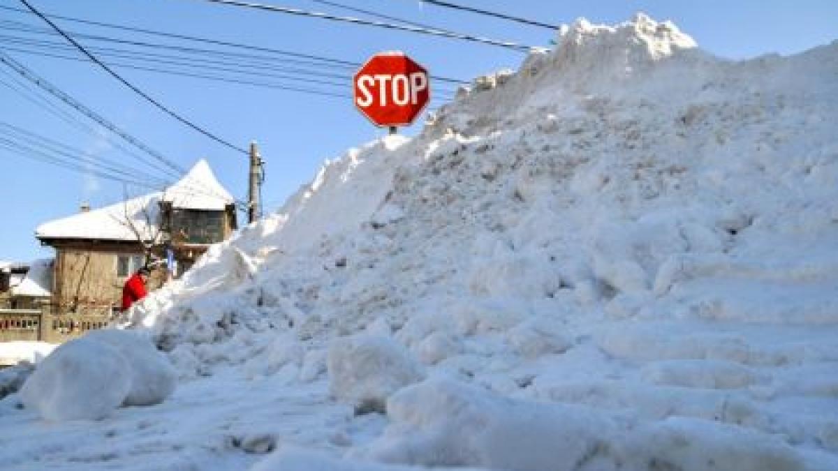 ninsoarea s a oprit drumurile raman blocate vezi lista trenurilor anulate si a soselelor inchise