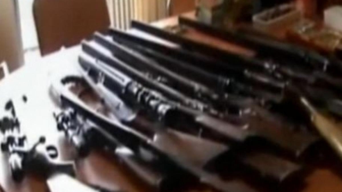 zeci de arme gasite in urma unor perchezitii domiciliare in prahova o persoana a fost retinuta