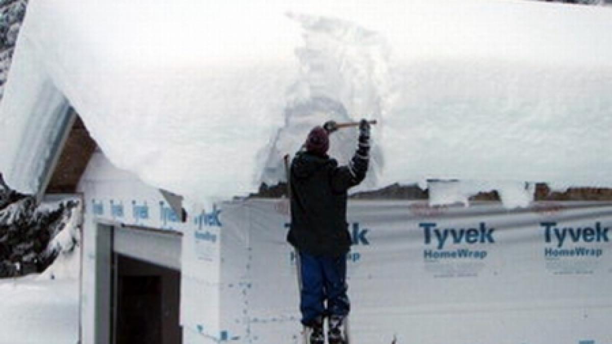 doua acoperisuri din mures s au prabusit sub greutatea zapezii imbibate cu apa