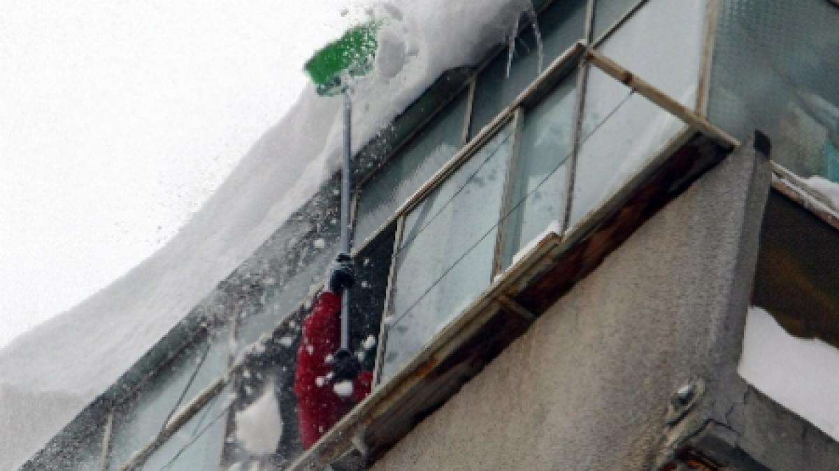 pericolul pandeste la inaltime zapada cazuta de pe acoperisuri face numeroase victime peste tot in