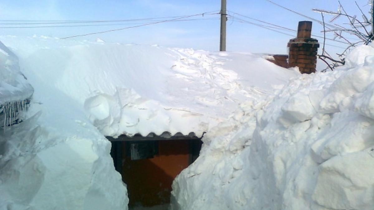 sub amenintarea inundatiilor zeci de mii de oameni se uita cu groaza la muntii de zapada din