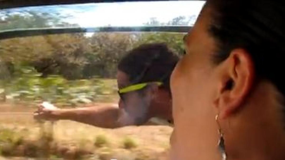 superman de ocazie vezi aici barbatul care zboara pe langa o masina