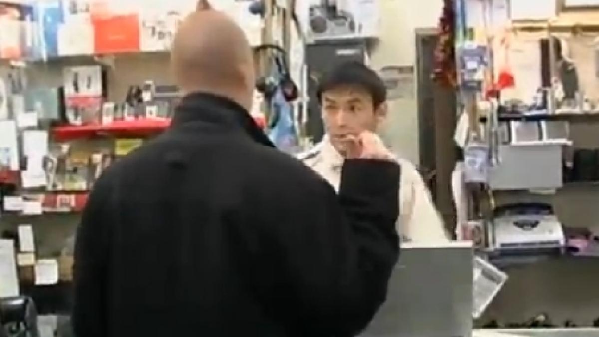 un client obisnuit sau un hot farsa barbatului cu ciorap pe cap care i a speriat de moarte pe oameni