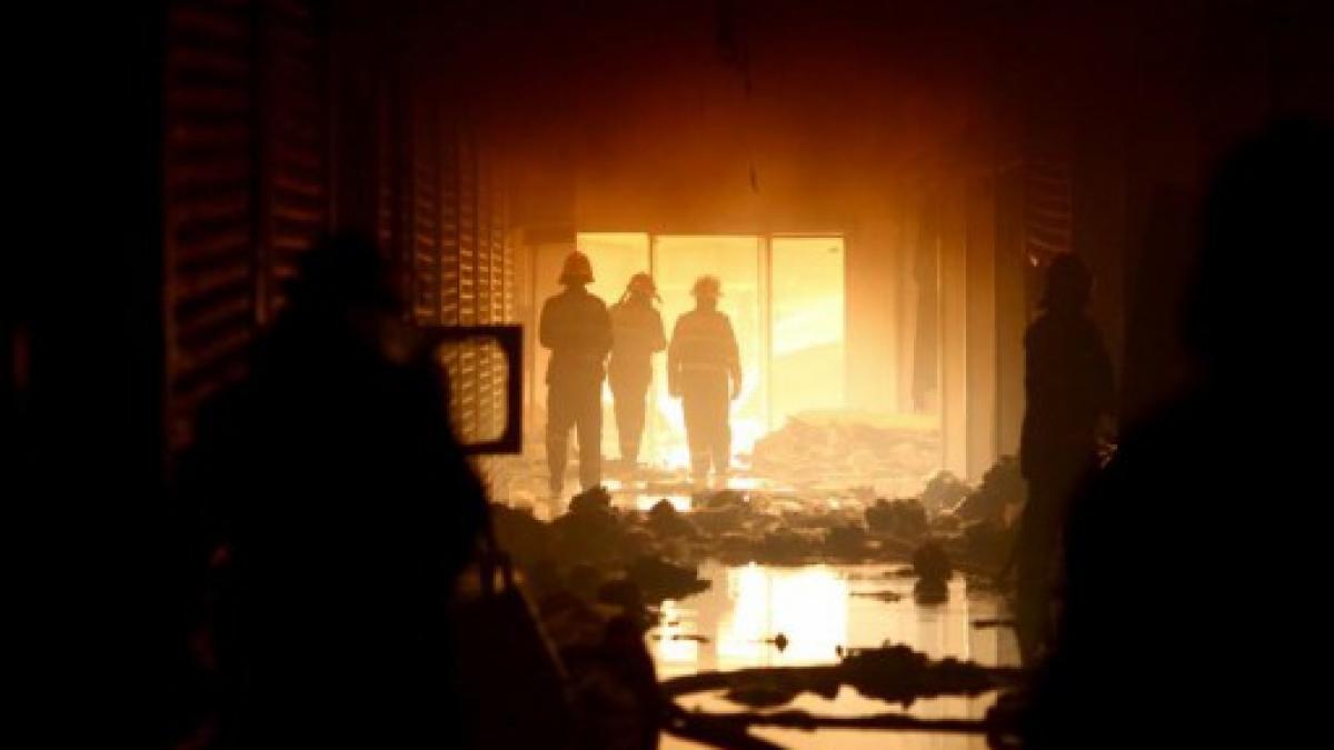 aduceti repede o ambulanta ca moare incendiu puternic la spitalul de psihiatrie din arges pacientii