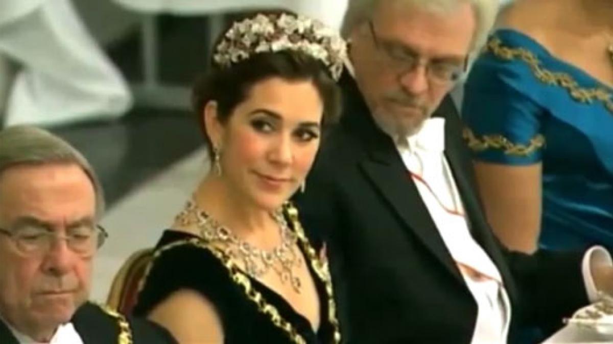 sotul presedintei finlandei prins cu ochii in decolteul printesei mary a danamarcei