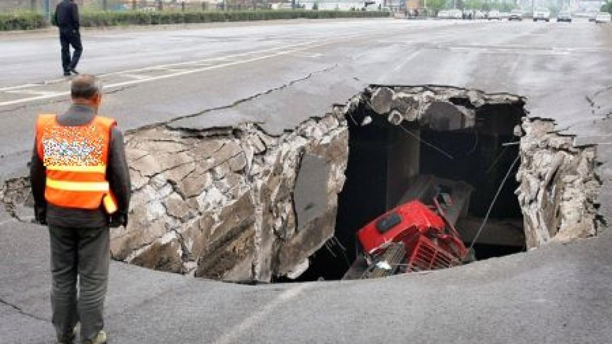 a simtit cum o inghite asfaltul cu tot cu masina o groapa imensa de cinci metri a aparut din senin