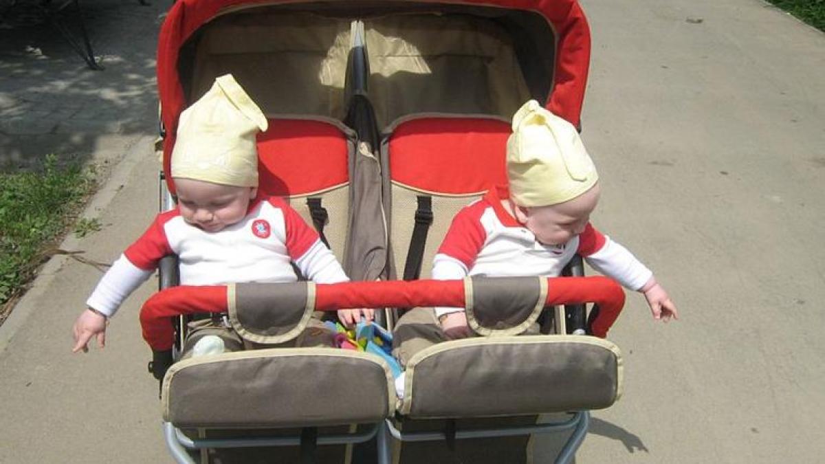 doi frati gemeni de numai un an si jumatate au fost raniti grav dupa ce o motocicleta a lovit