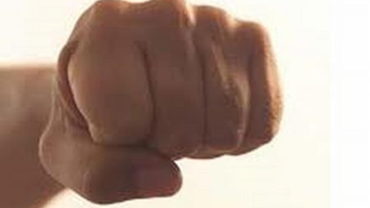 un elev si a batut colegul cu pumnii nici profesorii nu au putut sa scape victima de lovituri