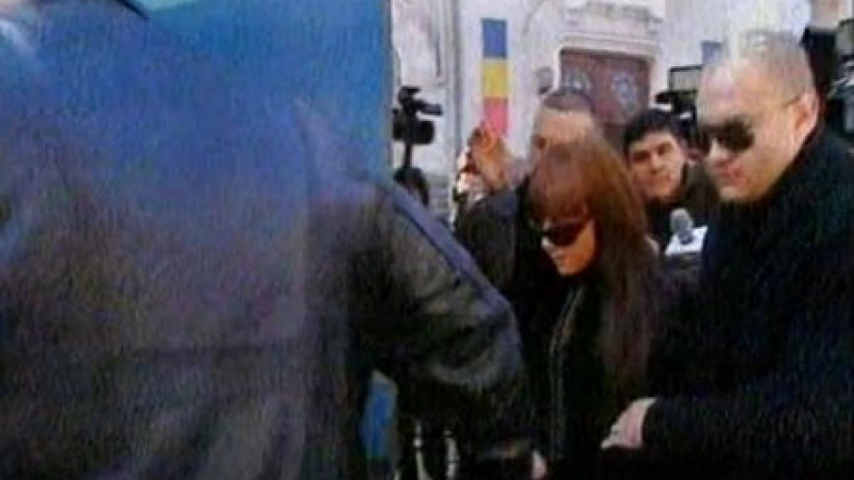 eleva de la jean monnet a venit cu garzile de corp la tribunal aproape ca i au calcat in picioare