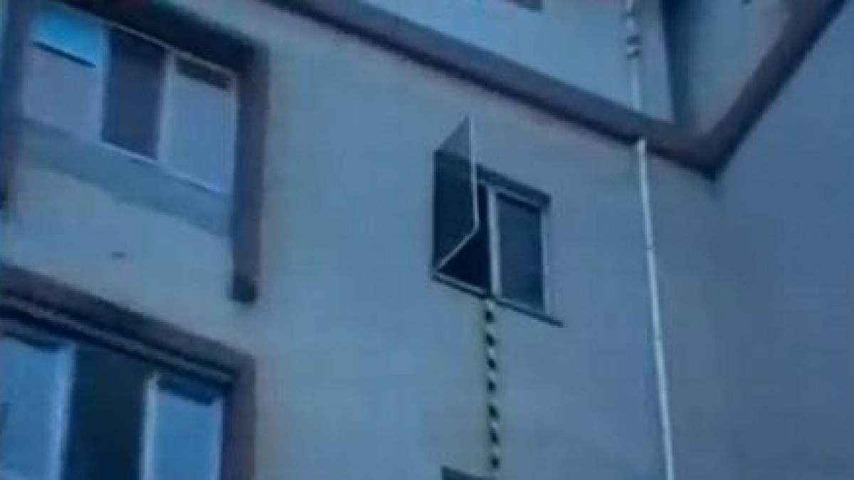 o adolescenta de 15 ani s a aruncat de la etajul 4 de frica sa nu fie violata