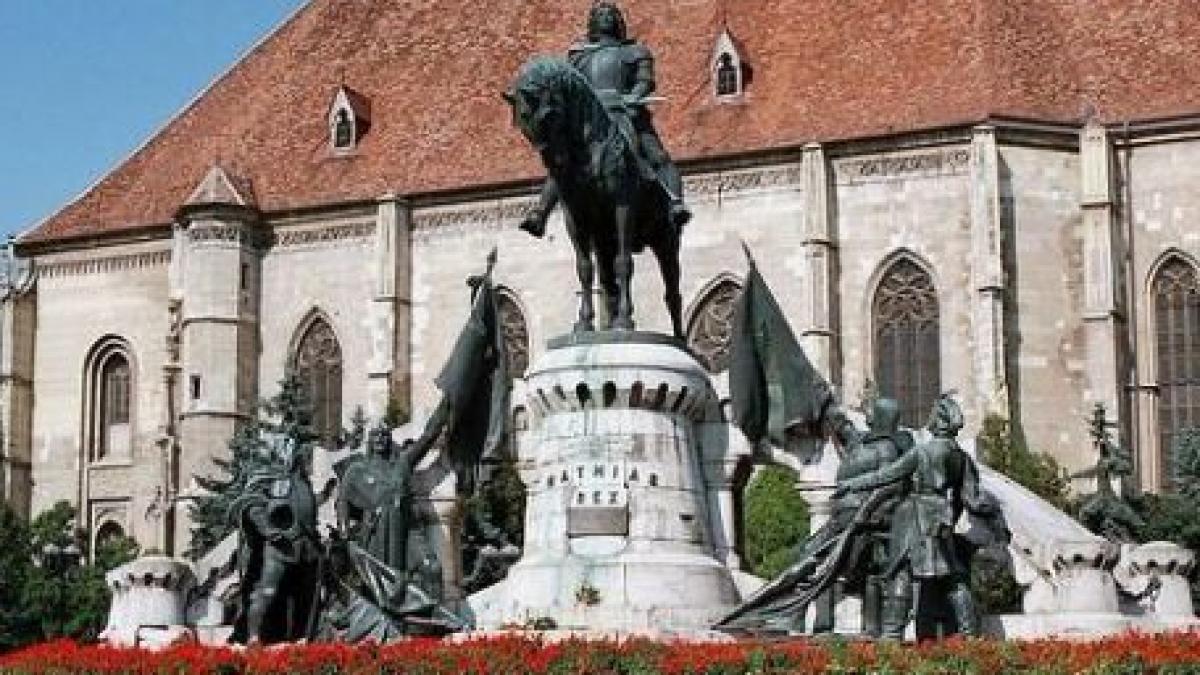 zeci de porumbei au fost eliberati la cluj pentru a marca ziua de nastere a lui materi corvin