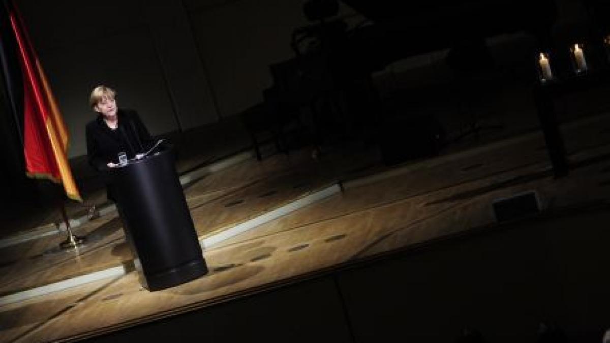 angela merkel este sfatuita de karl lagerfeld sa poarte pantaloni taiati mai bine si veste deschise