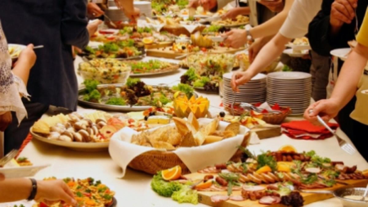 festin ardelenesc cu bucate alese la festivalul slaninei de la cluj napoca