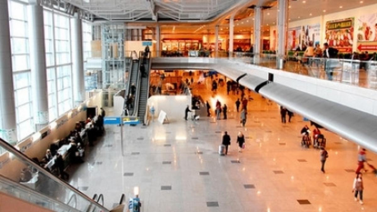 atentat sinucigas in aeroport 9 persoane au murit iar 8 persoane au fost ranite