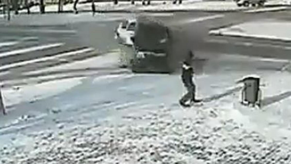 l a ratat moartea la mustata vezi cum scapa un chinez necalcat de masina