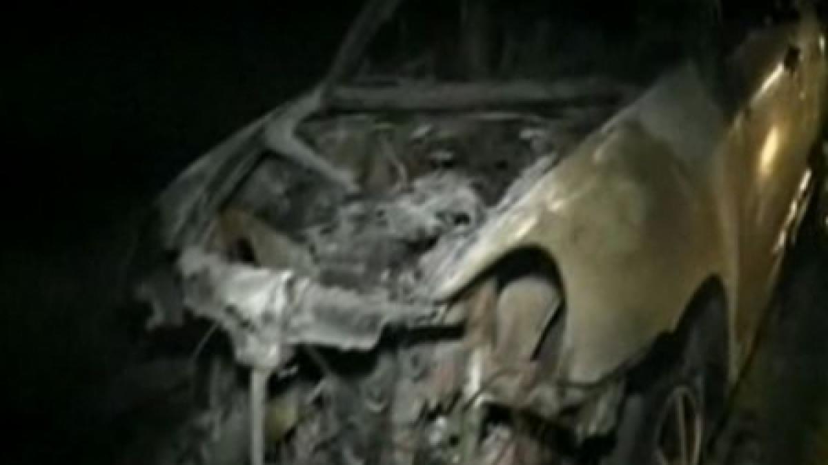 o masina de lux inmatriculata in spania a ars intr o parcare din piatra neamt