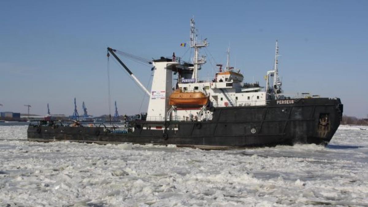 o nava s a scufundat pe dunare din cauza ghetii alte 18 sunt acum impinse in deriva de sloiurile de