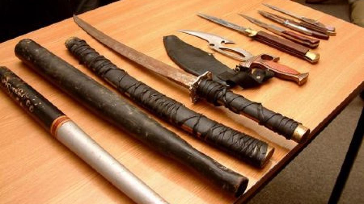 s au taiat cu sabiile si topoarele in plina strada doua clanuri de romi au ingrozit localitatea