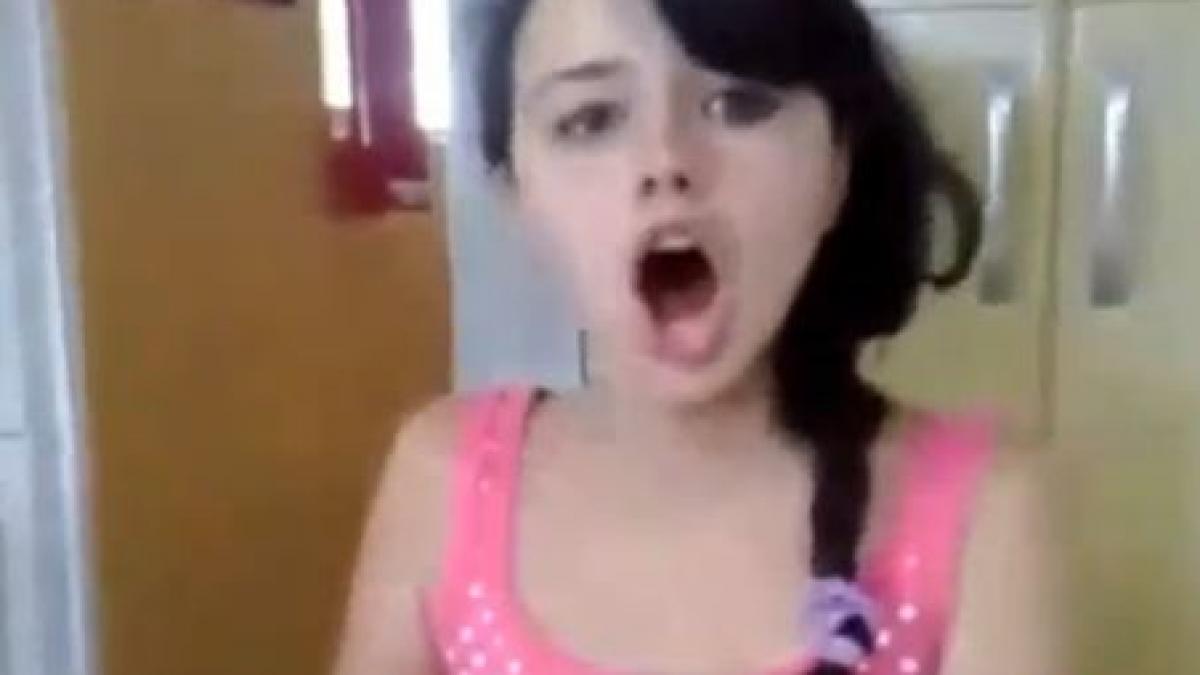 toti porcii au devenit gelosi uite fata care ragaie mai ceva ca un tractorist