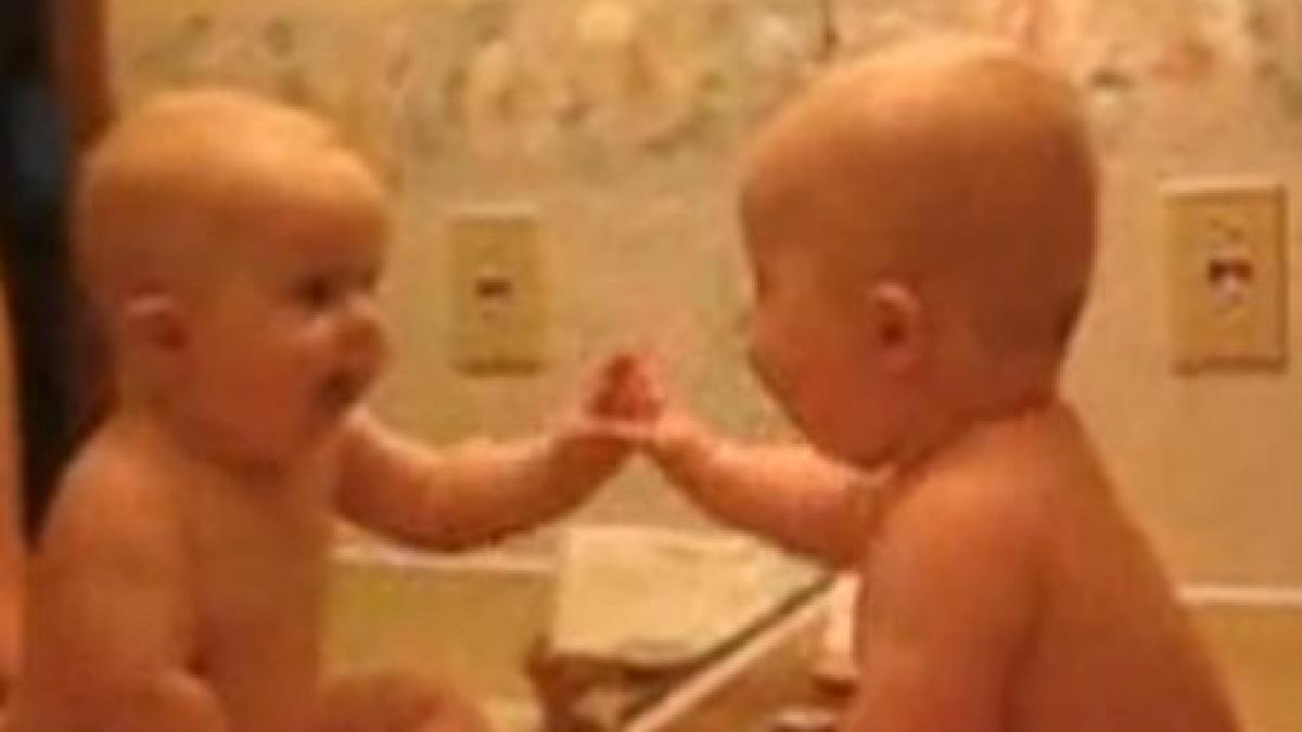 uite cum reactioneaza o fetita cand se vede pentru prima data in oglinda