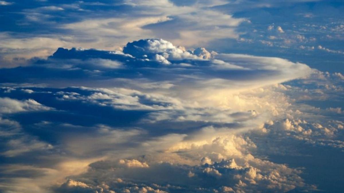 bine ati venit in rai imagini uimitoare realizate la 12 kilometri deasupra solului