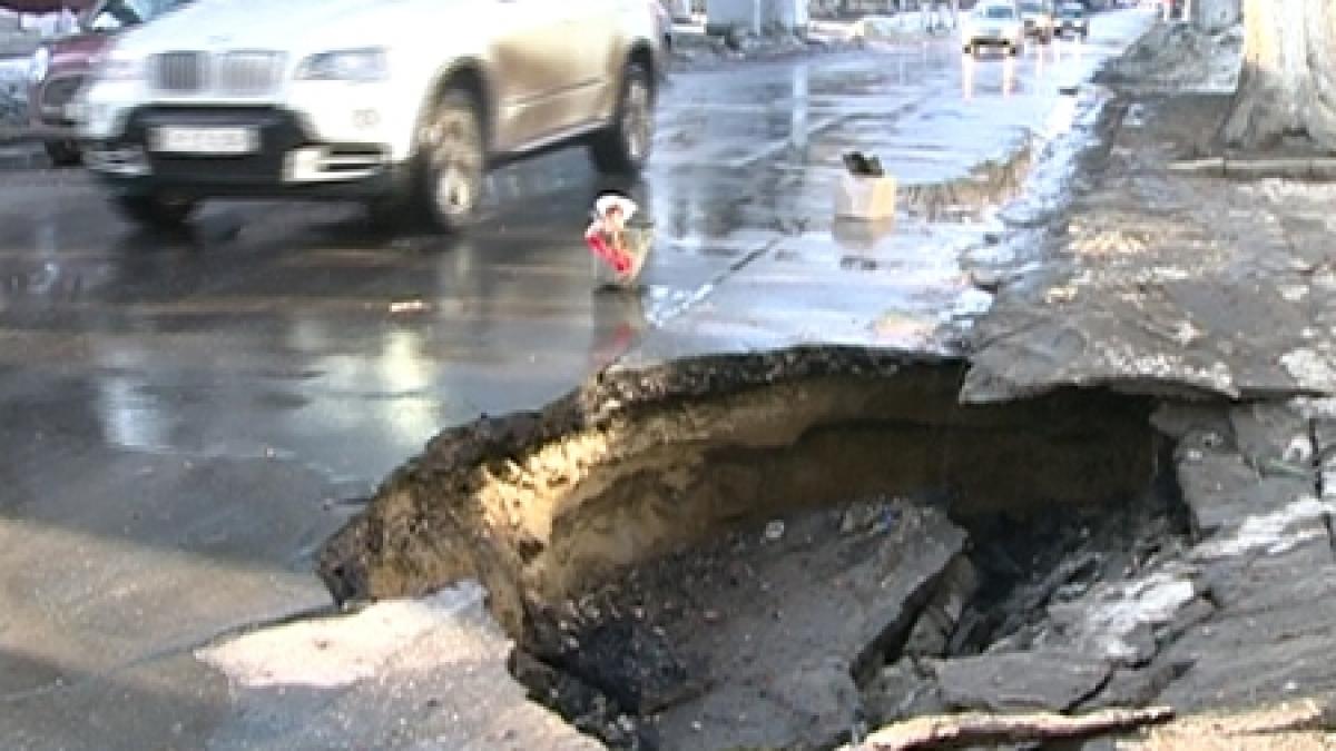 drumurile din capitala adevarate terenuri minate masinile risca sa fie inghitite de craterele din