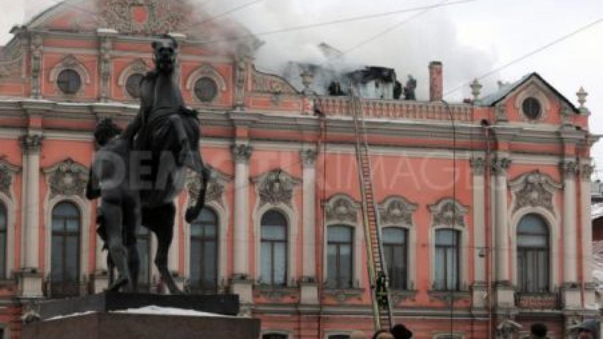 incendiu violent la un palat din sankt petersburg mai multe camere ale edificiului au fost cuprinse