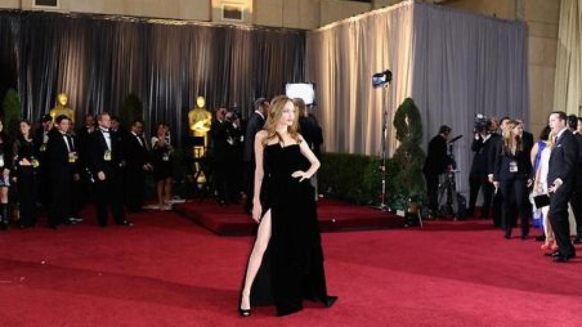 piciorul dezgolit al angelinei jolie vedeta pe internet si twitter vezi cum a fost parodiat dupa