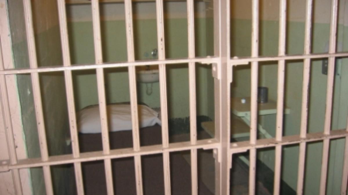 un detinut roman s a spanzurat intr un penitenciar din sudul italiei