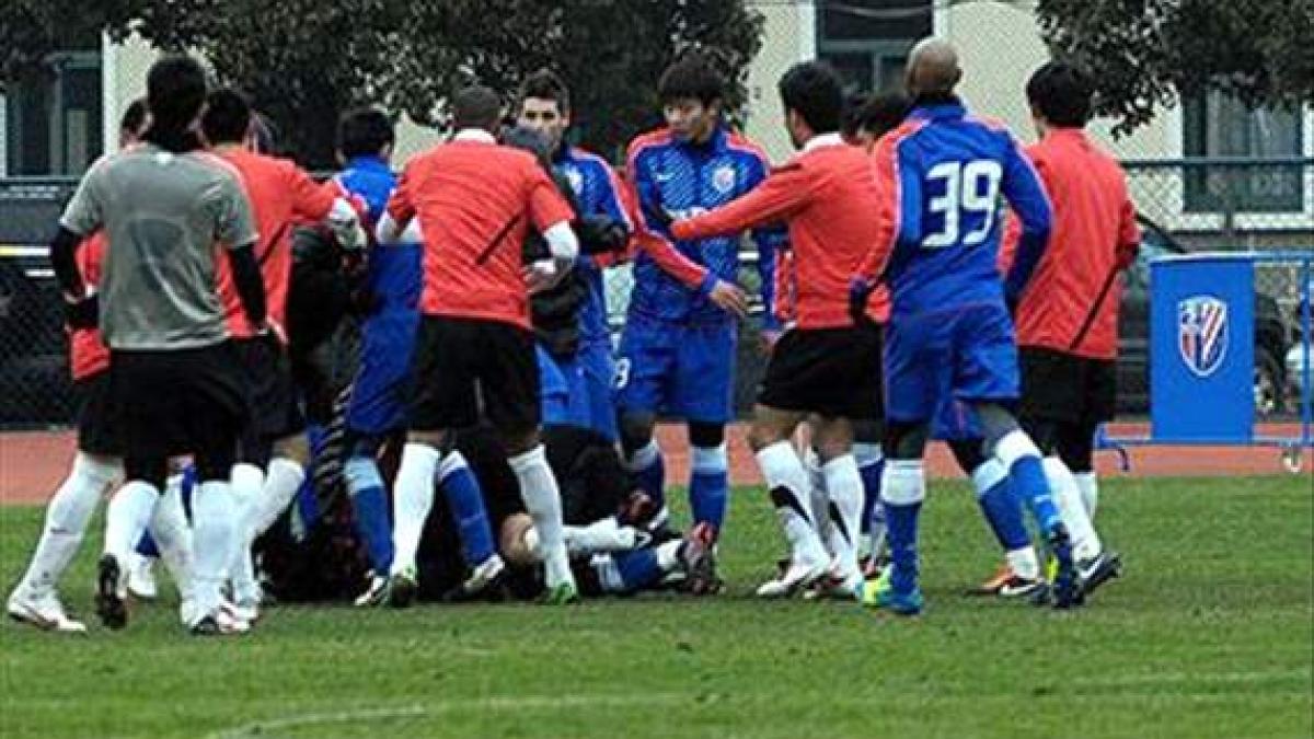 bataie generala la al doilea meci al lui anelka in china 13 jucatori si au impartit pumni si