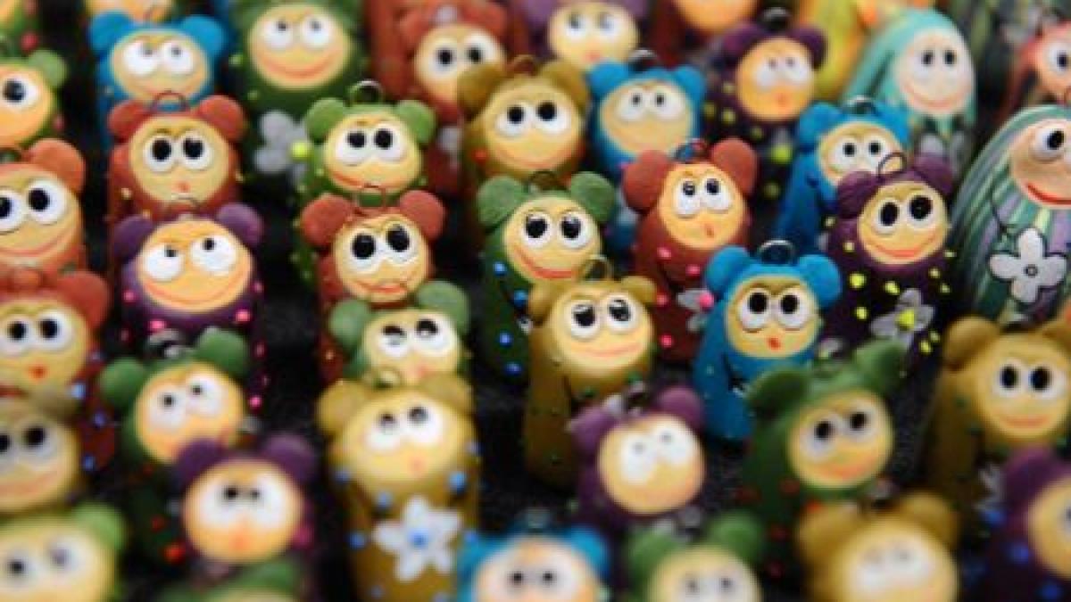 elevii de la jean monnet strang fonduri pentru crucea rosie au facut martisoare pe care le vor