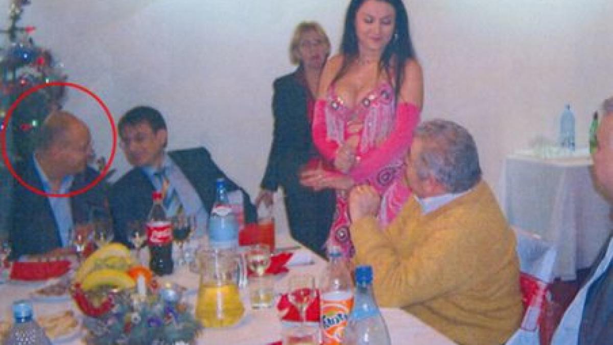 seful casei de sanatate lucian duta se relaxeaza la petreceri cu dansatoare din buric