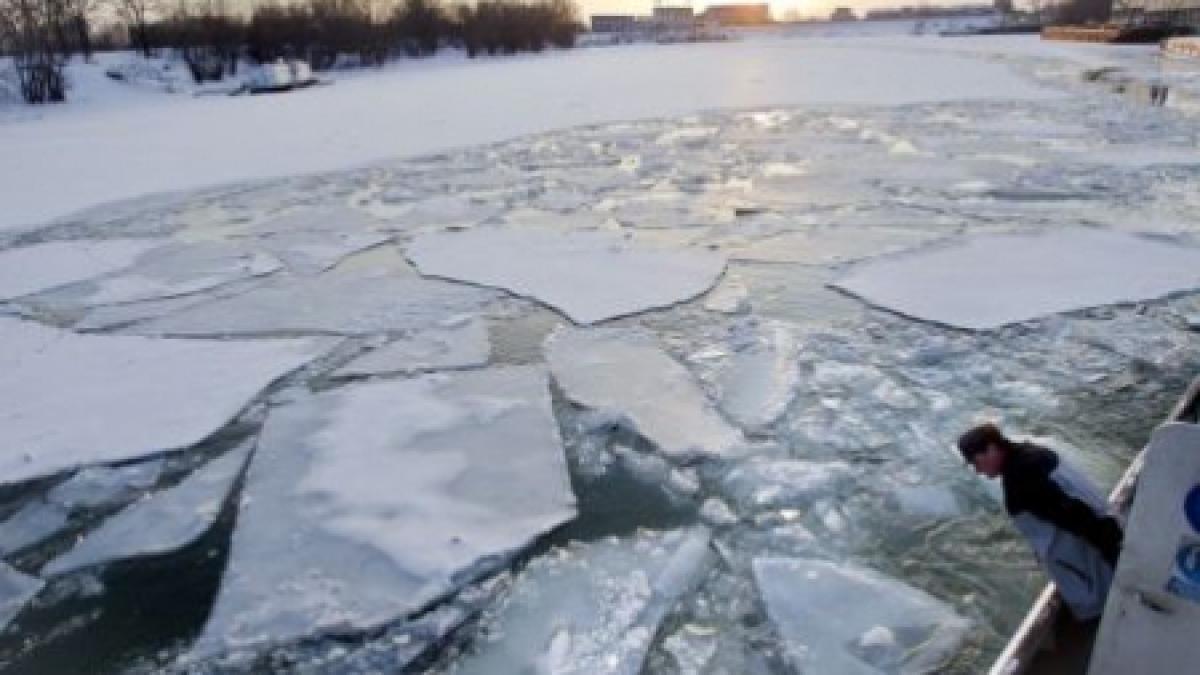 sunt prizonierii dunarii de aproape o saptamana doi marinari sarbi refuza sa si paraseasca barjele
